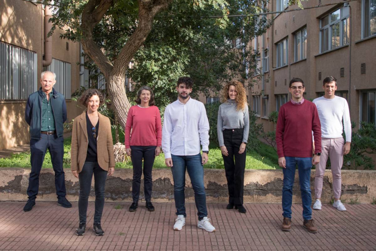 El investigador José Fariña (primero a la izquierda, al fondo) y el resto de su equipo.